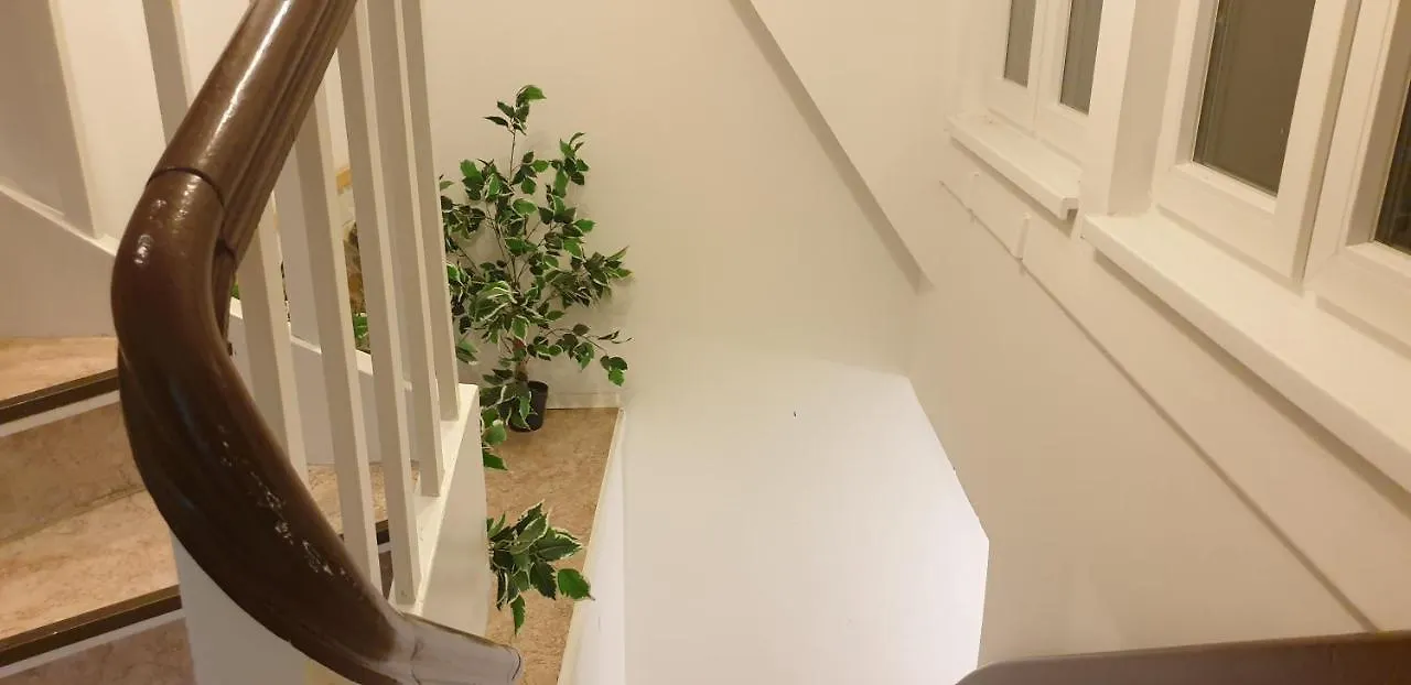 Zwei Etagen Wohnung Im Gruenen Berlin 0*,